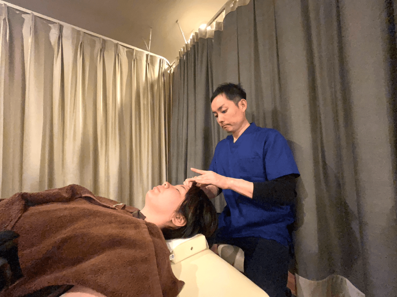 美容鍼の施術前「お顔のチェック」